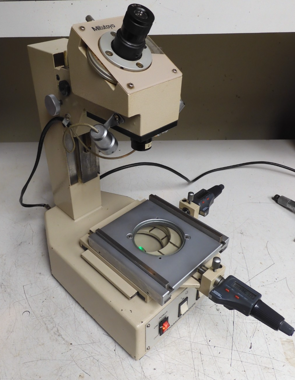 Mitutoyo - Model 176-901-1A Toolmakers Microscope - 40x Magnification - QG47