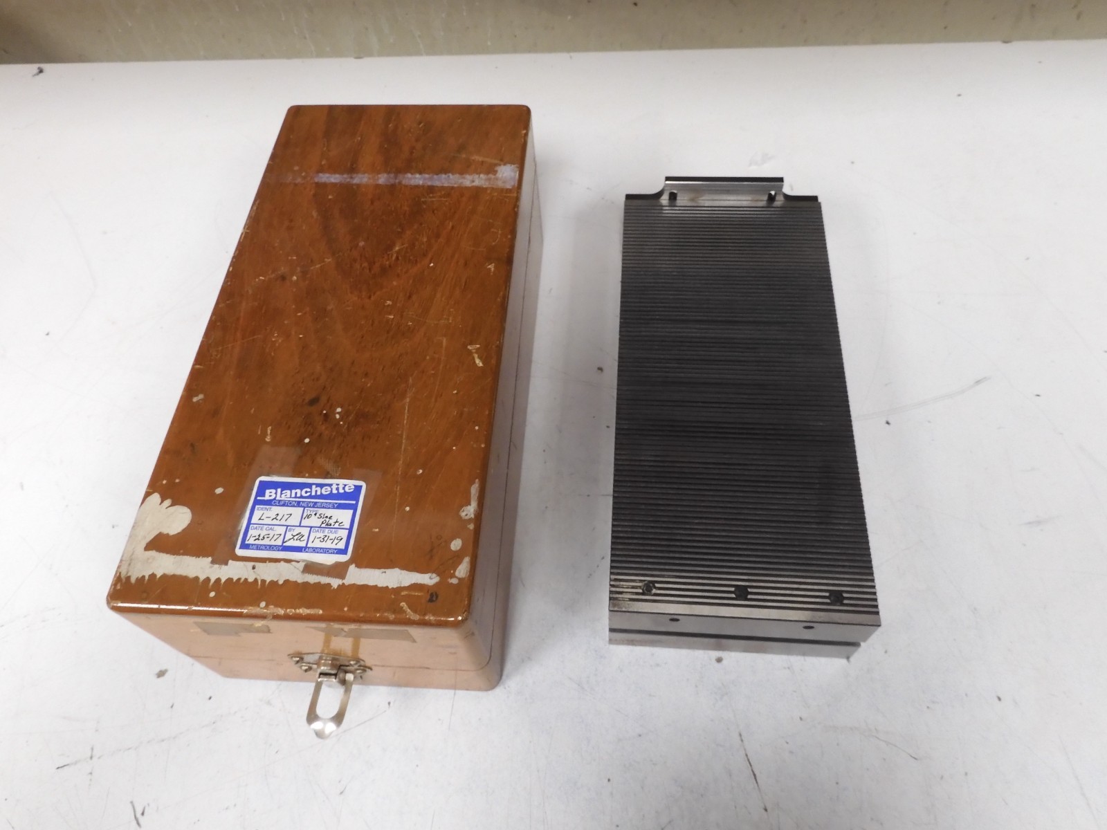 Blanchette 10" x 5" Sine Plate with Wooden Storage Case - QD76