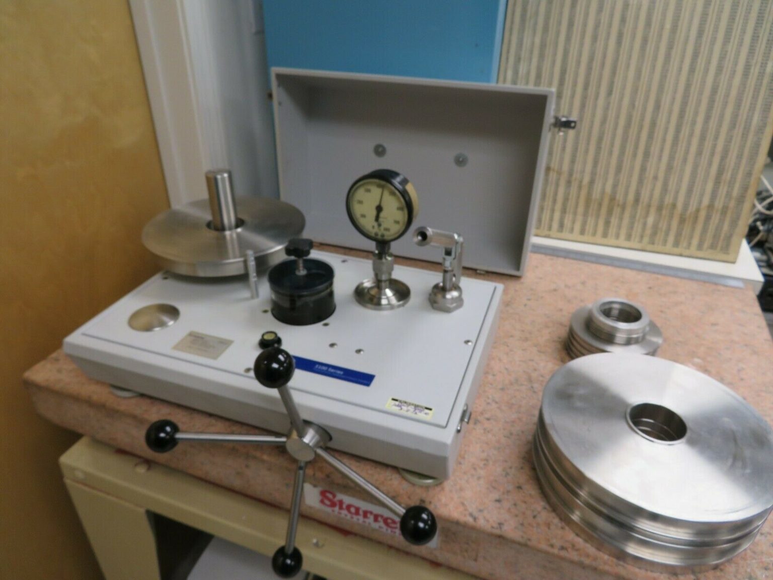 Fluke GE Sensing P31123 Hydraulic Dead Weight Pressure Calibrator 2000