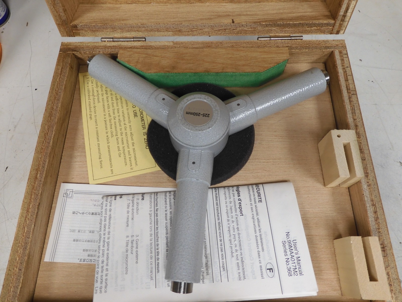 Mitutoyo - 368-779 - 3-Point Inside Micrometer Holtest 225-250mm/0.005mm - QF70 - Image 5