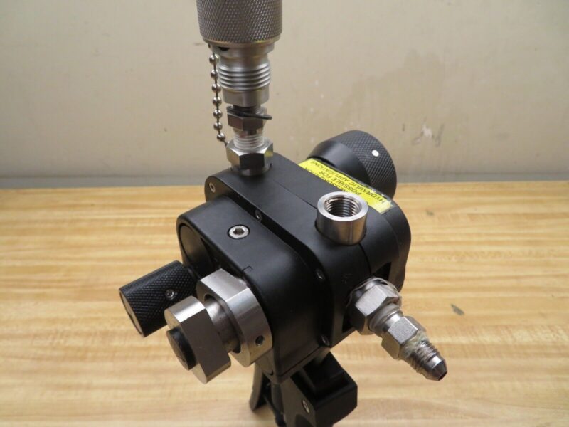 King Nutronics Model 3750 Pressure /Vacuum Calibration Hand Pump 10,000 psi PX17 - Image 5