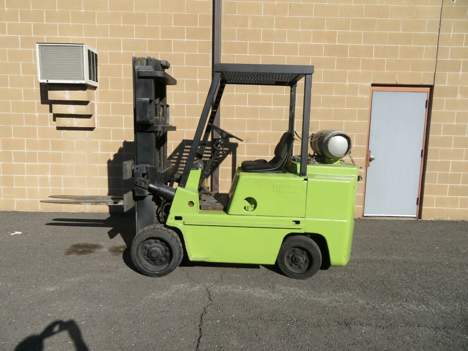 CLARK 8000 LBS LIFT CAPACITY FORKLIFT INDUSTRIAL CLARKLIFT Four Wheel