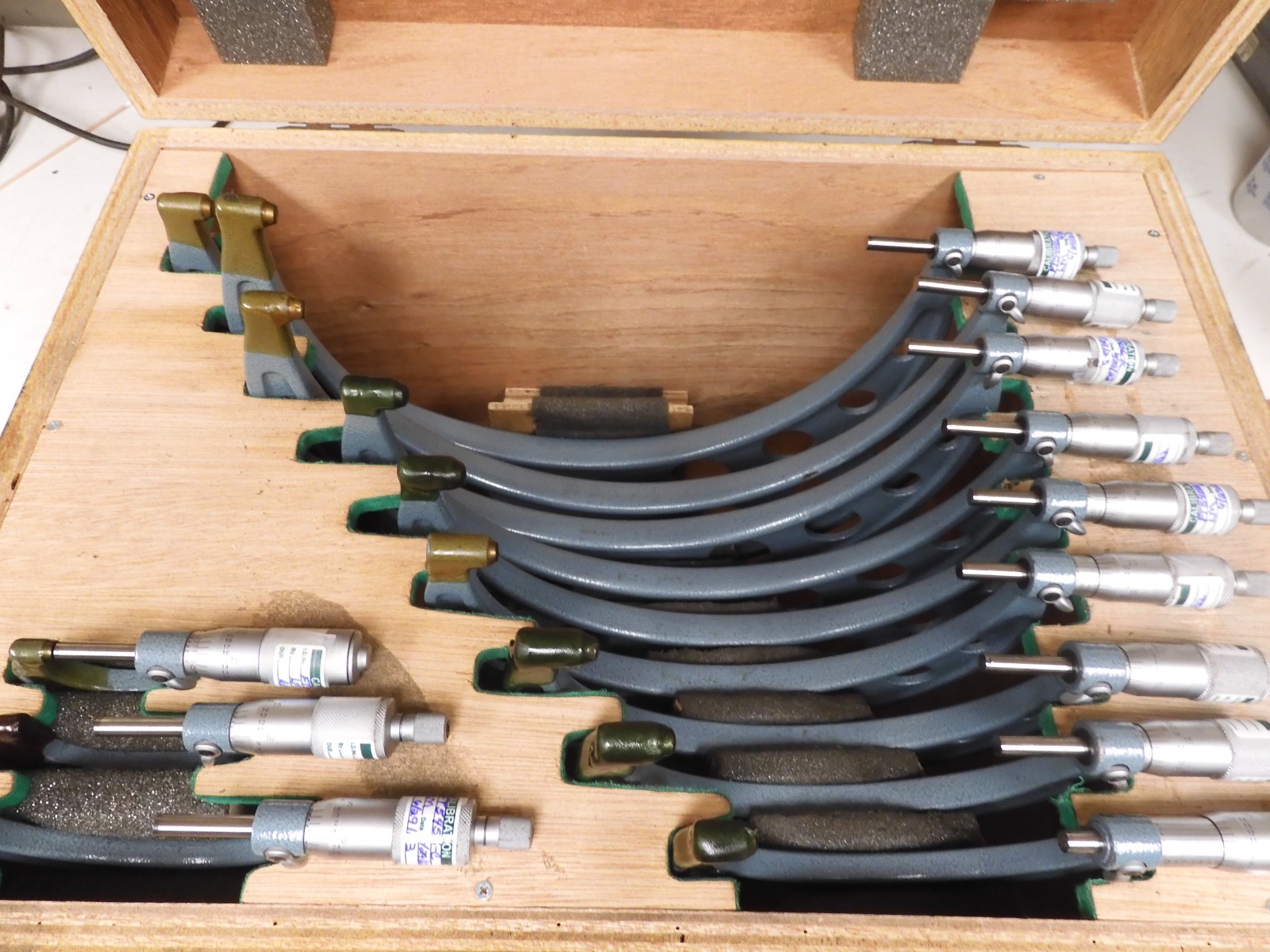 Mitutoyo - model 103 - 0-12"/.0001 Micrometer Set in case - QL15