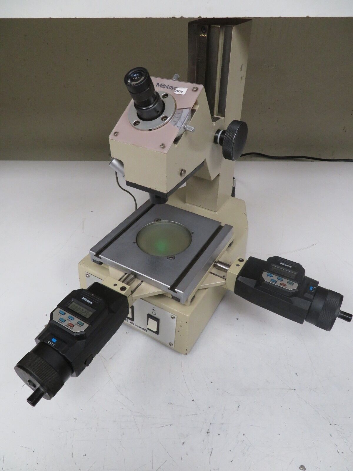Mitutoyo - 176-901-1A - Toolmakers Microscope w/ Digital Mic Heads 2