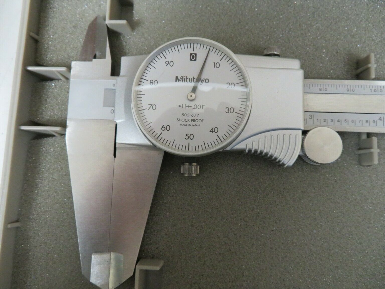Mitutoyo model 505677 012"/.001" Dial Caliper w/ case OD57