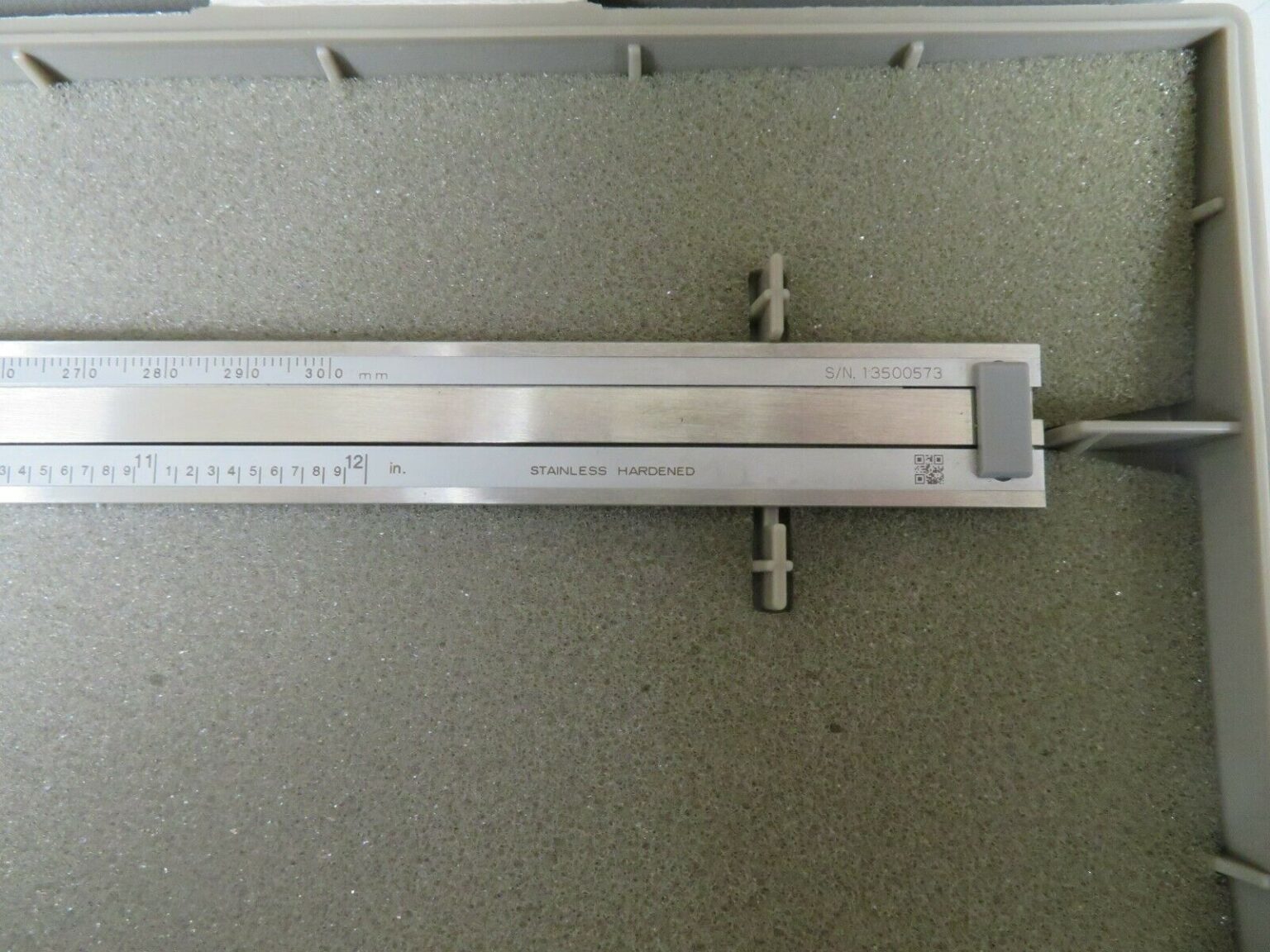 Mitutoyo model 505677 012"/.001" Dial Caliper w/ case OD57