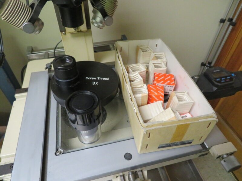 Mitutoyo 176-932A Toolmakers Microscope 30 or 100x Mitutoyo 2x Micrometer Heads - Image 3