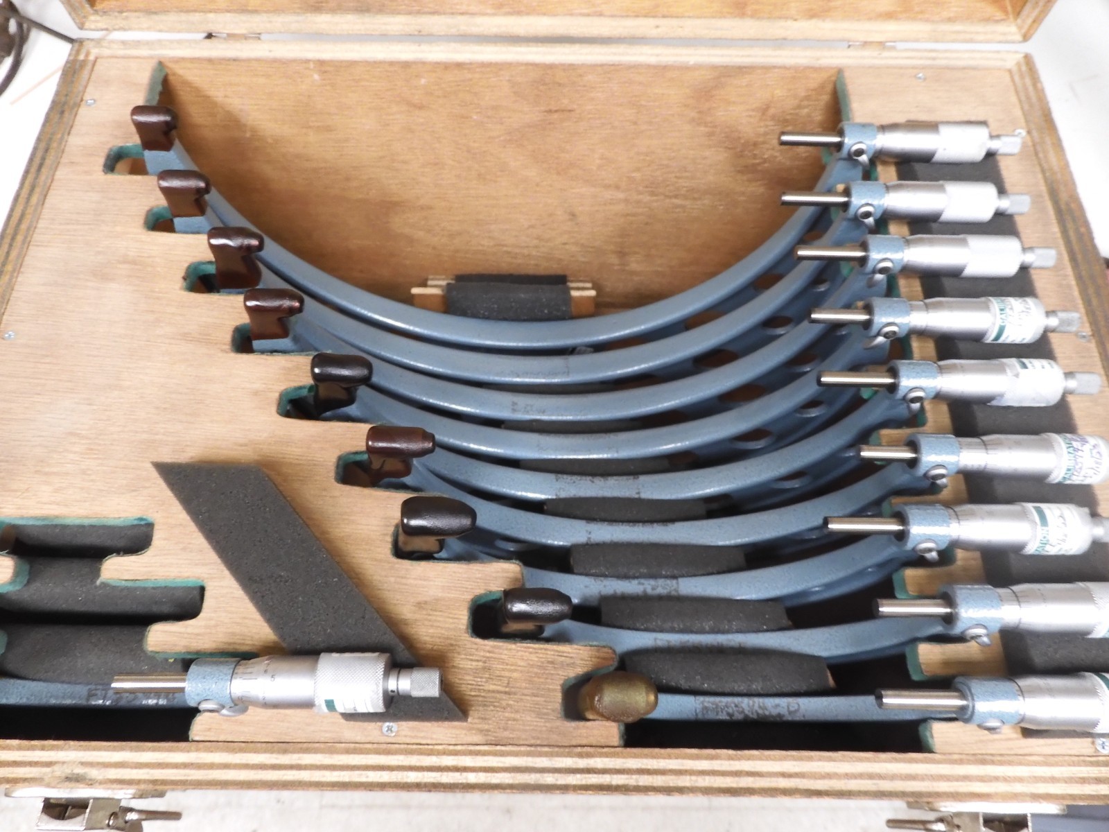 Mitutoyo - model 103 - 2-12"/.0001 Micrometer Set in case - QL13