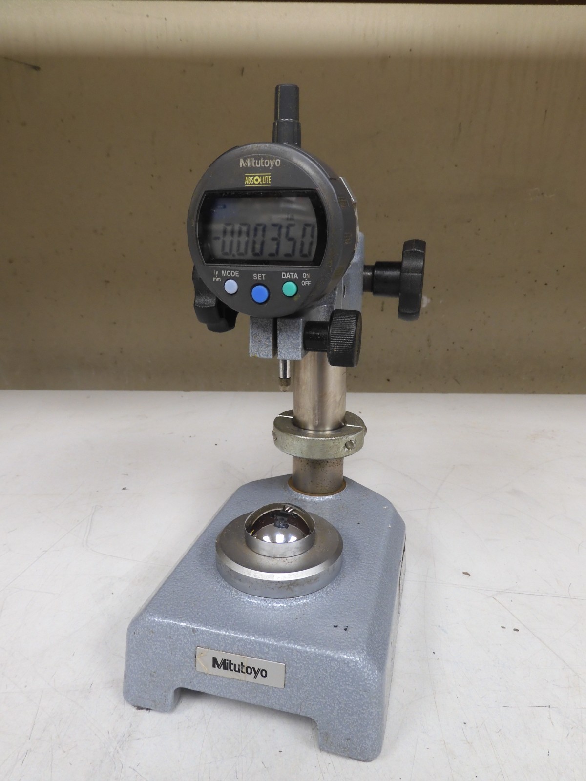 Mitutoyo - model 7002-10 - 0-3"/.00005" Gage Comparator Stand & Indicator - QJ53